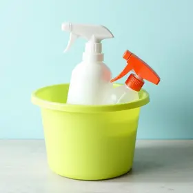 como limpar um balde de plástico