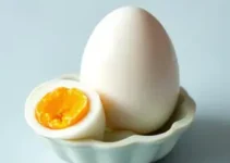 Ovo de galinha inteiro cozido