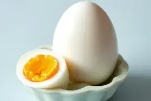 Ovo de galinha inteiro cozido